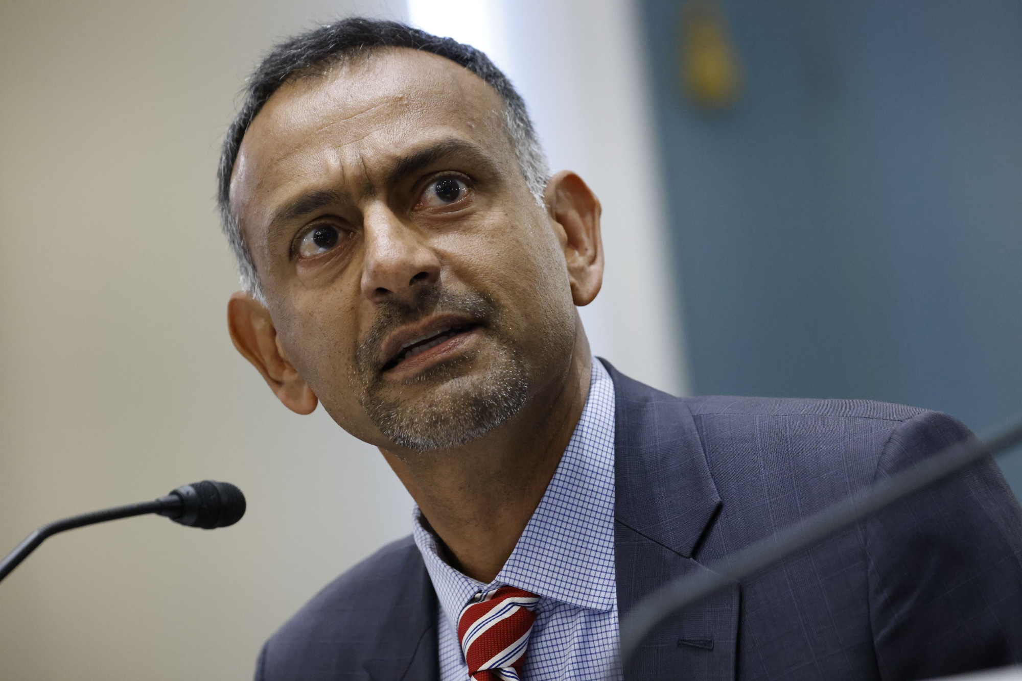 Coinbase yetkilisi, SEC’yi tiye aldı: ‘Taylor Swift hayranlarını uyarın’